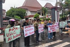 Unjuk Rasa 12 Aktifis Germap Dikawal Polisi, Tuntutannya Bubarkan DPRD Pati Sementara