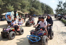 Libur Sekolah. Ribuan Wisatawan Menyemut di Padati Pantai Karang Jahe Rembang