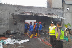 Polres Tegal Bersama Damkar Tangani Kebakaran Gudang Peleburan Aluminium di Desa Kebasen
