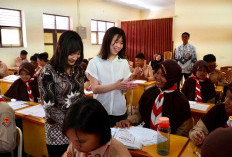 Erika Oishi Bawa Semangat Jepang, Siswa Tegal dan Brebes Diajak Melek Hiragana