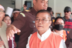 Kenakan Rompi Orange, Terdakwa Kasus Koperasi BLN Nicho dan Dalyati Dihadang Ratusan Korban yang Emosi