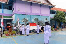 Khidmat! Ratusan Warga SMPIT Luqman Al Hakim Slawi Gelar Upacara Bendera HUT ke-81 RI