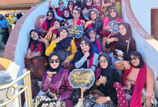 Peringati Hari Kebaya Nasional, Ratusan Perempuan Tegal Kampanyekan Cinta Kebaya di Alun-Alun