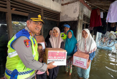 Ingin Bertatap Muka dengan Warga Terdampak Rob, Kapolres Pemalang Door To Door Bagikan Bantuan
