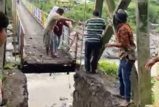 Jembatan Amblas Sangkanjaya Tegal Belum Tersentuh, Warga Terpaksa Bertaruh Nyawa