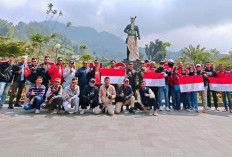 Semarak HUT ke-81 RI, Setwan Jateng Bersama Bikers Bagikan Bendera di Boyolali