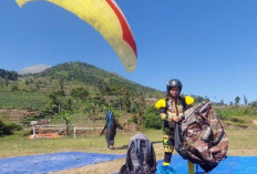 Terbangkan Tari Dolalak di Langit Wonosobo, Embun Jadi Pilot Paralayang Putri Pertama Purworejo