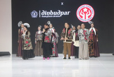 Gaya Anggun Bupati Paramitha di Jogja Fashion Week 2026: Batik Salem Brebes Pukau Ratusan Penonton