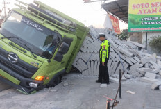 Truk Tronton Muatan Bata Hebel Seberat 30 Ton Terperosok di Gorong-gorong di Tengaran Semarang