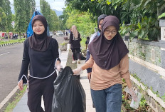 Ratusan Pelajar dan Mahasiswa Bersihkan Sampah Alun-alun Kajen Usai Perayaan Tahun Baru