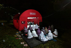 Warga Padasari Tegal Jalani Ibadah Ramadan di Tenda Darurat Pengungsian 