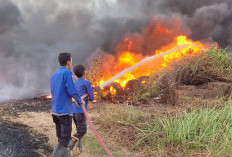 Warga Panik! Kebakaran Tumpukan Ban Bekas di Gumayun Tegal Nyaris Lahap Permukiman