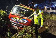 Diduga Sopir Mengantuk, Dump Truck Tabrak Bundaran Andhang Pangrenan Purwokerto