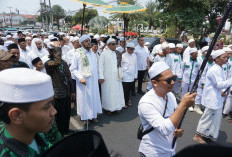Ikuti Kirab Maulid Nabi Muhammad, DPR Rizal Bawazier Acungi Jempol Toleransi di Pekalongan