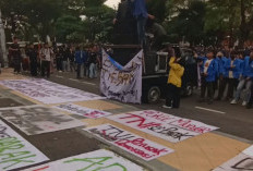 Ribuan Mahasiswa BEM Semarang Demo di DPRD Jateng, Bawa 14 Tuntutan soal TNI dan HAM