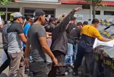 Putusan Kasus Tongtek di Pati Ricuh, Empat Terdakwa Dihadang Massa di Dalam Mobil Tahanan