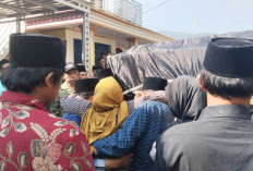 Korban Perampokan Toko HP Royal Phone Ambarawa Dimakamkan di Wirogomo Lor, Ibu Almarhum Dipapah