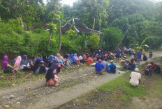 Protes Dengan Santun, Warga Miri Gelar Doa di Atas Jalan Rusak