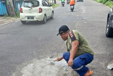 Satpol PP Semarang Tambal Jalan Berlubang di Gombel Lama, Cegah Risiko Kecelakaan 
