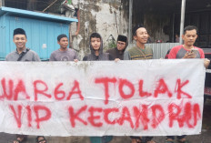 Dapat Pengawalan Ratusan Warga dan Santri, Sidang Ditempat VIP Social Bar Salatiga Disertai Spanduk Penolakan 