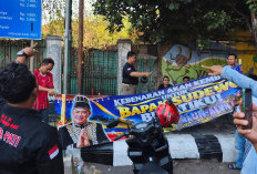 Loyalis Bupati Pati Nonaktif Sudewo Geruduk Kantor Satpol PP, Protes Pencopotan Spanduk Dukungan!