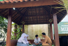 Unik, Guru SMK Batik Miftahul Ulum Batang Ajarkan Bahasa Inggris di Gazebo