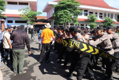 Halaman Kantor Bupati Pati Mencekam, Aparat Menghalau dan Bubarkan Massa Anarkis 