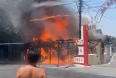 Rumah Sekaligus Tempat Menampung Rosok Ludes Terbakar, Kobaran Api dan Asap Tebal Berdampak ke Exit Tol Klaten