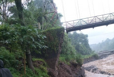 Jembatan Gantung Sangkanjaya Tegal Amblas, Warga Terisolir