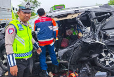 Xpander Tabrak Truk di Tol Pemalang-Batang, Satu Korban Meninggal  