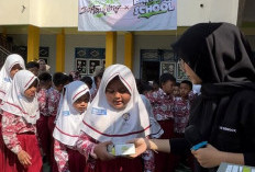 Ciptakan MPLS Ramah Anak, SD Muhammadiyah 1 Kota Tegal Bagi-Bagi Burger Gratis