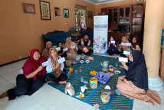 Warga Kebandingan Tegal Nikmati Pembagian Tabungan Sampah 