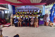 Sekolah Al-Maunah Wisuda 30 Kakek Nenek, Lansia Produktif di Desa Sembung Batang