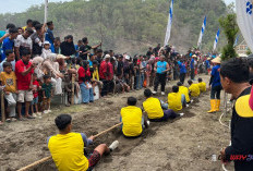 Libur Melaut, Nelayan Kebumen Adu Kuat Tarik Tambang di Pantai Karangbolong