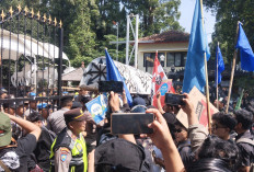 Aksi Ratusan Aliansi Salatiga Menggugat Bentrok Fisik dengan TNI Polri di Gerbang DPRD Salatiga