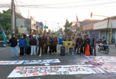 Aksi Bakar Ban Warnai Demo Mahasiswa Pemalang Tuntut MBG dan Koperasi Merah Putih Dihentikan