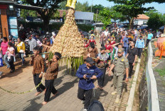 Ribuan Kupat Lepet Diserbu Warga, Puncak Pesta Lomban di Pantai Kartini Jepara