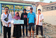 LAZISMU Pekalongan Salurkan Bantuan untuk Dua Korban Kebakaran Rumah di Rowoyoso Wonokerto