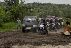 Jalan Clirit Tegal Kian Amblas, Retakan Bertambah Bikin Warga Panik