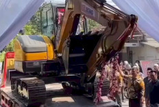 Video .Pernikahan Sultan' Karangrayung Grobogan Viral, Pengantin Dapat Mahar Excavator dan 2 Unit Mobil