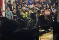 Gagal Beraksi di Kaliwungu Semarang, Tiga Jambret Dimassa Warga, Motor pun Ikut Dibakar