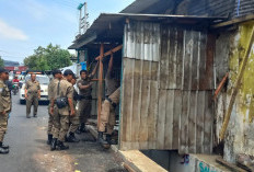 Satpol PP Kota Semarang Bongkar Lapak di Jalan Gajah Raya, PKL Berdiri di Pedestrian