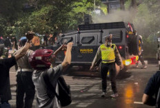 Aksi Mahasiswa di Semarang Ricuh, Polisi Kerahkan Water Cannon dan Kendaraan RAISA Bubarkan Massa