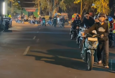 Puluhan Pemuda Dihukum Jalan Kaki Sambil 'Nuntun' Motor Berknalpot Brong Usai Balap Liar