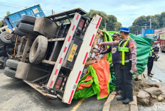 Diduga Rem Blong, Truk Tronton Tabrak Minibus dan Trailer di Gringsing Batang