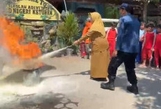 Tegang Sekaligus Seru! Siswa SDN Keturen 1 Tegal Dilatih Jinakkan Api Bareng Petugas Damkar