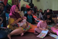 Pengungsi Padasari Tegal Bertahan dengan Nasi Bungkus, Berharap ada Santunan untuk Beli Takjil