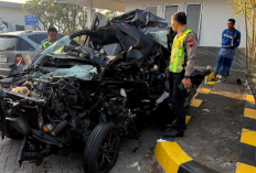 Gagal Nyalip, Toyota Innova Tabrak Truk Tronton di Tol Bawen–Salatiga, Seorang Pingsan Akibat Benturan
