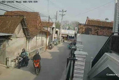 Detik-Detik Pencurian Sepeda Motor di Kawasan Pasar Tlogomulyo Grobogan Terekam CCTV