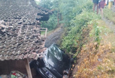 Ikuti Google Maps, Mobil Ford Salah Arah Hingga Terguling Timpa Rumah Warga di Ungaran Timur